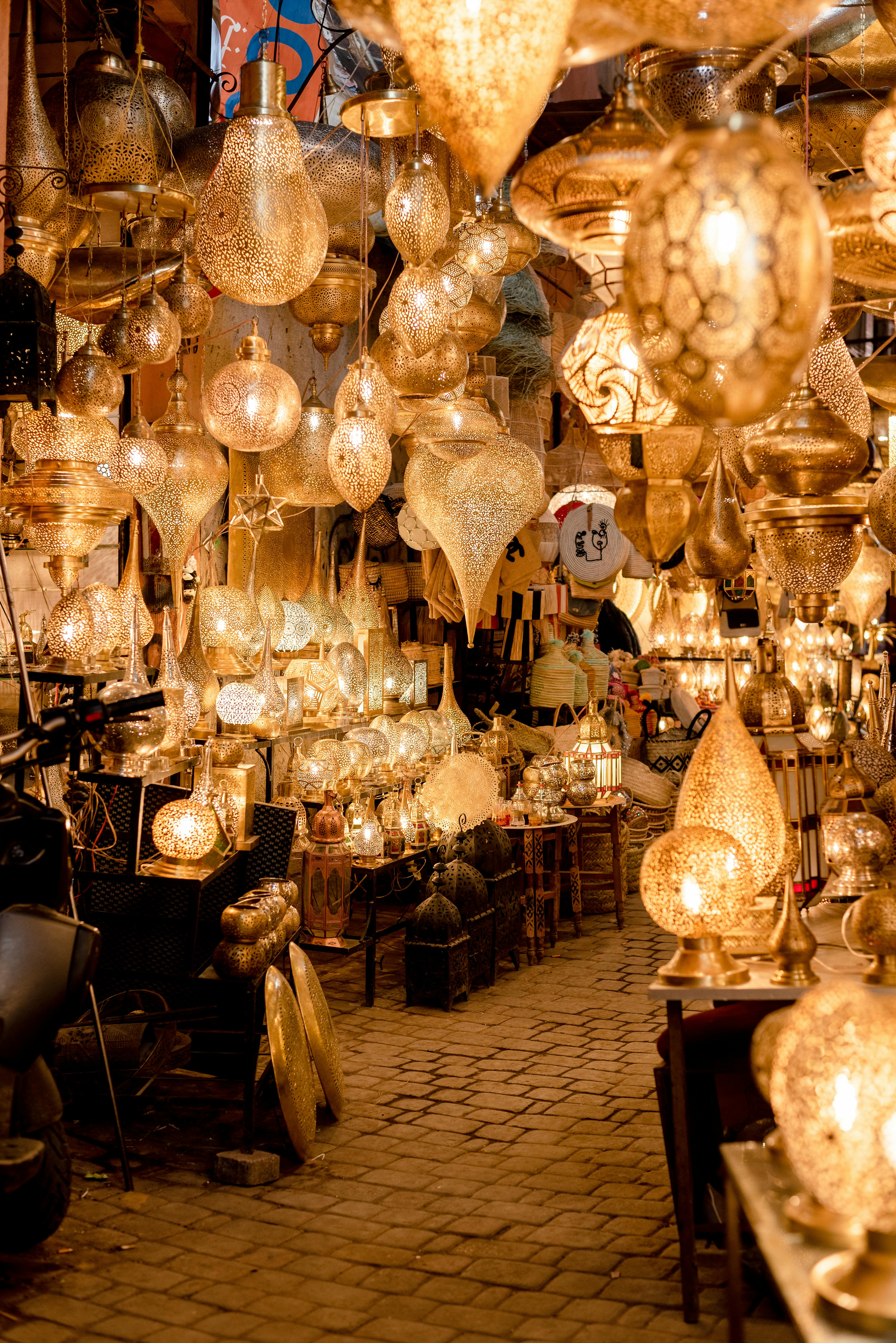 Souk de Marrakech avec lanternes dorées — visite culturelle incluse dans le séjour